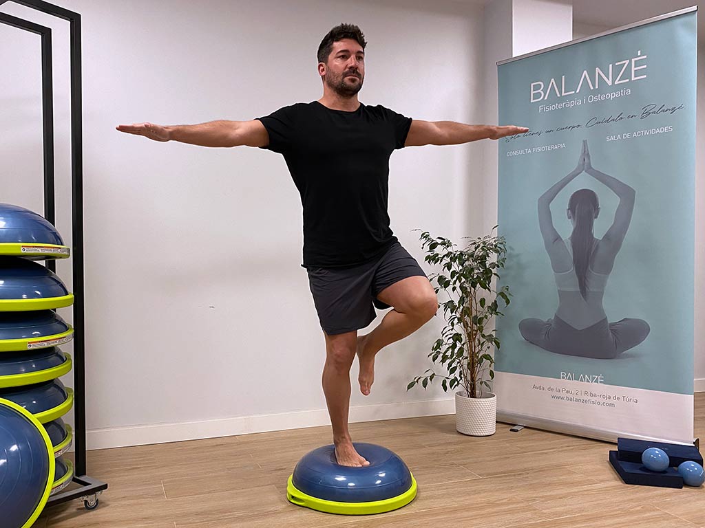 Deportista realizando ejercicios para mejorar el equilibrio en blog saludable