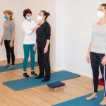 Alumnas practicando la postura de Yoga Tadásana